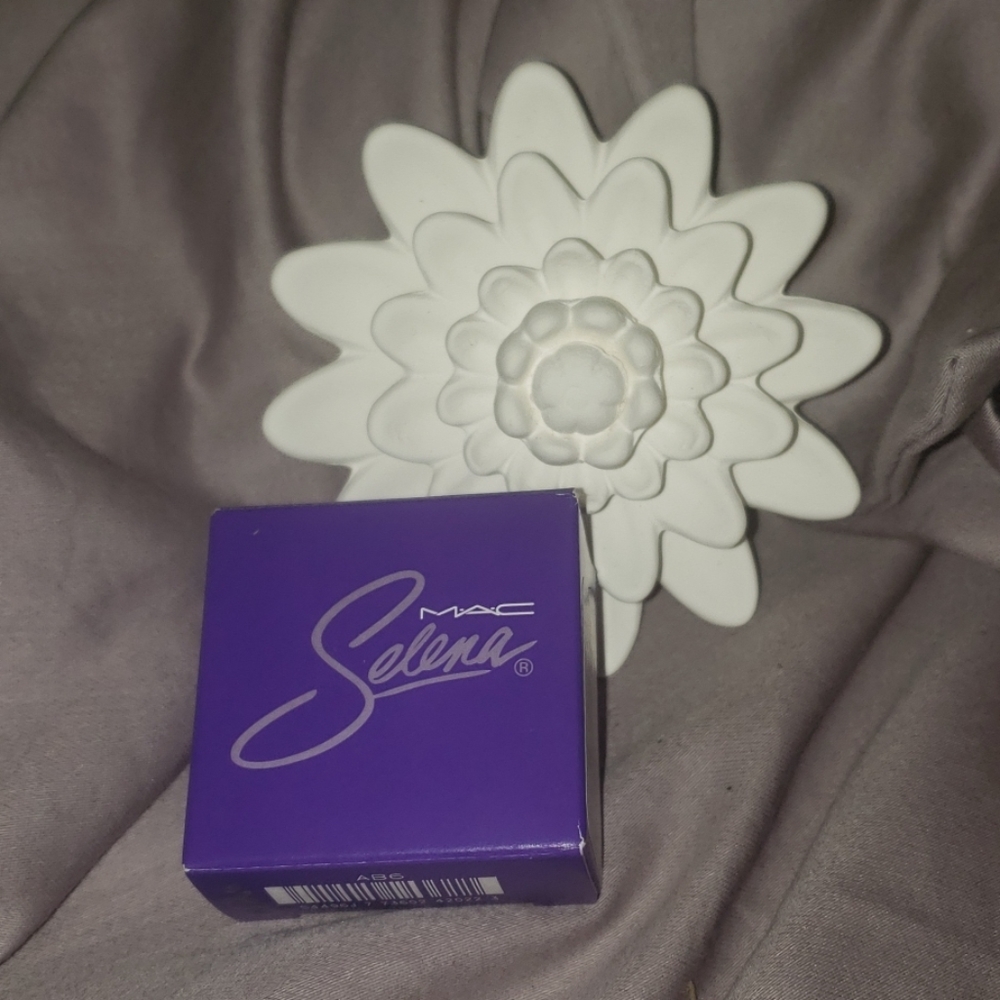 Selena MAC eyeshadow in Is It The Beat